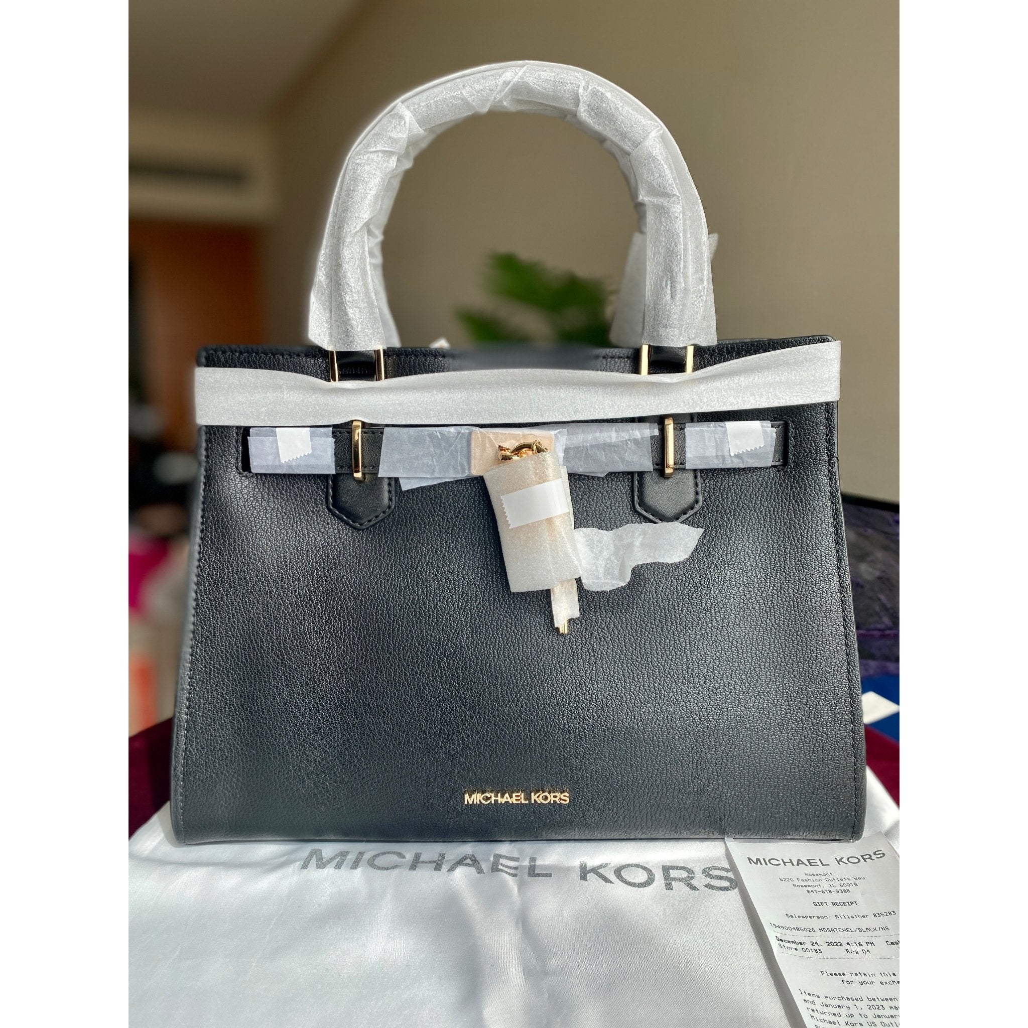 Black michael kors purse best sale with lock